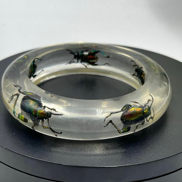 Vintage 1960s Clear Lucite Green Iridescent Beetle Weevil Bangle Bracelet - Picture 1 of 12